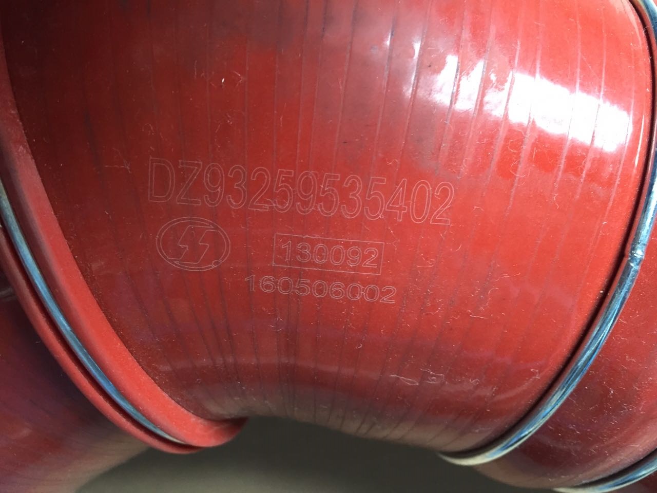 картинка Патрубок интеркулера Shacman F3000 D=100 D=100 L=530 DZ93259535402 от магазина Dulan.tj