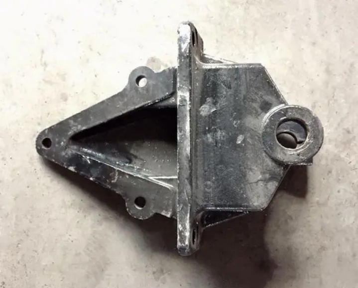 картинка Кронштейн передней рессоры передний ШАНКСИ, ШАКМАН, ДУЛАН DZ9100520010 от магазина Dulan.tj