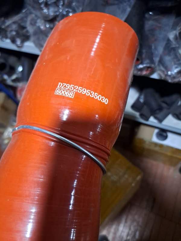 картинка Патрубок интеркуллера WP10 SHACMAN X3000/M3000 90х100х300 DZ95259535030 от магазина Dulan.tj