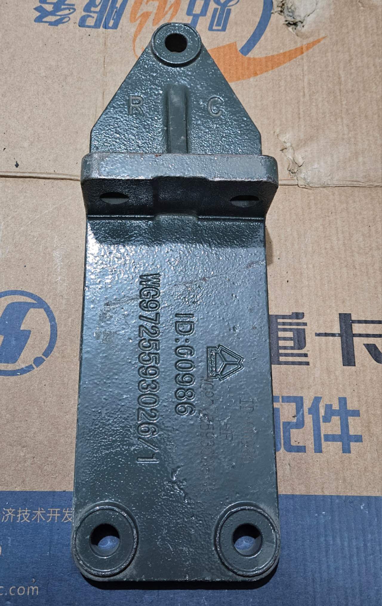 картинка Кронштейн подушки двигателя задней HOWO WG9725593026/1 от магазина Dulan.tj