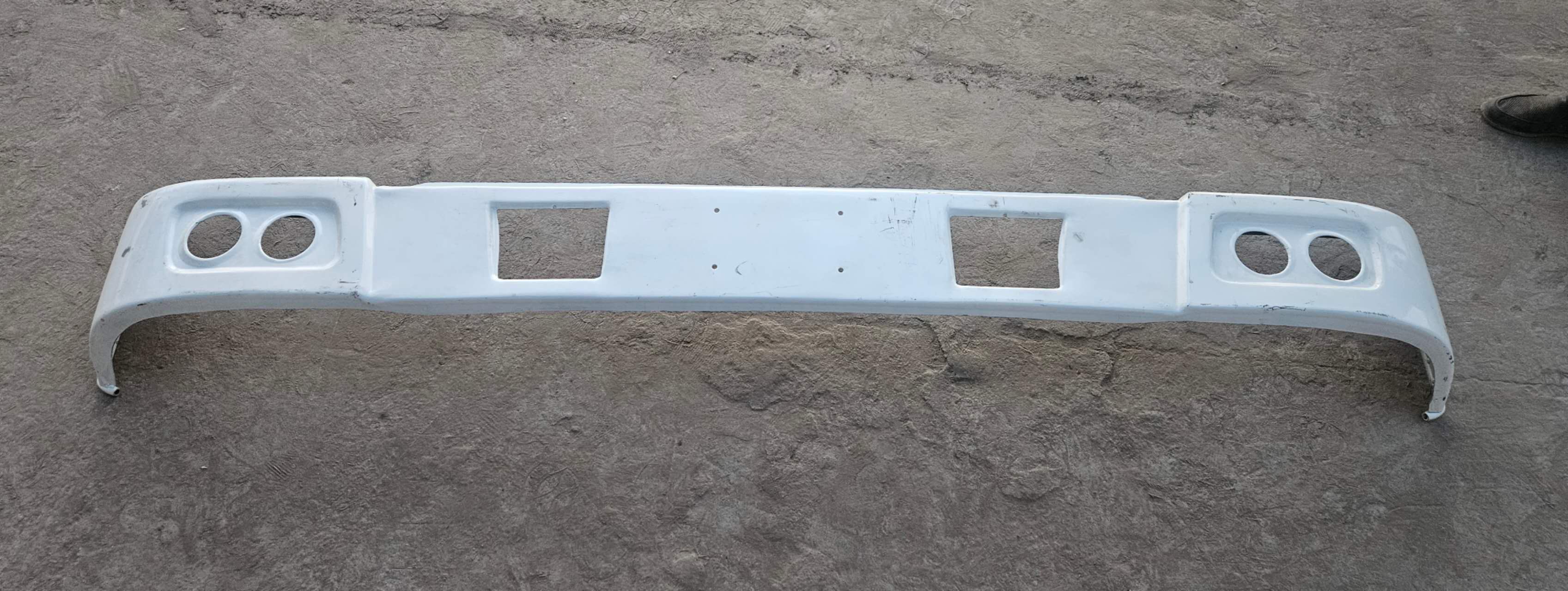 картинка Бампер металлический белый HOWO AZ1641240028 от магазина Dulan.tj