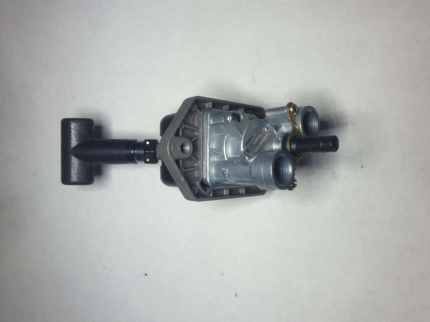 картинка Кран ручного тормоза прицепа F3000 DZ93189360062 от магазина Dulan.tj