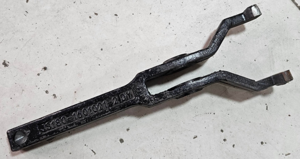 картинка Вилка выжимного подшипника КПП SHACMAN JS180-1601021-2 от магазина Dulan.tj