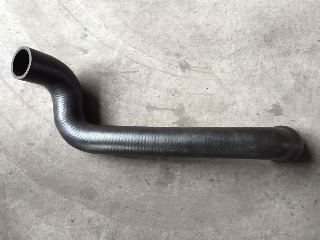 картинка Патрубок радиатора верхний длинный ШАНКСИ, ШАКМАН, ДУЛАН DZ9112538062 от магазина Dulan.tj