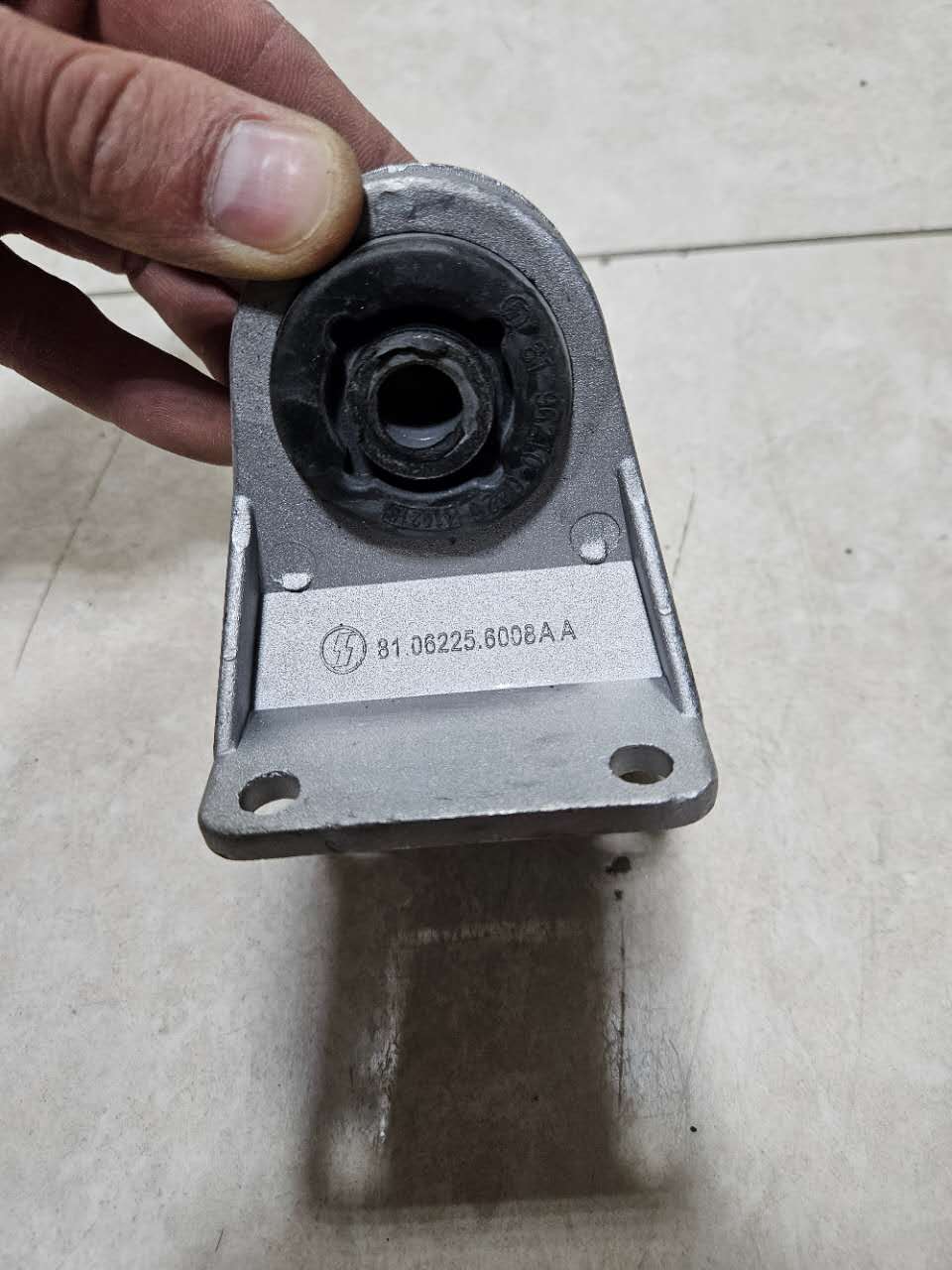 картинка Кронштейн крепления радиатора SHACMAN F3000 Х3000 (подушка) 81.06225.6008 от магазина Dulan.tj