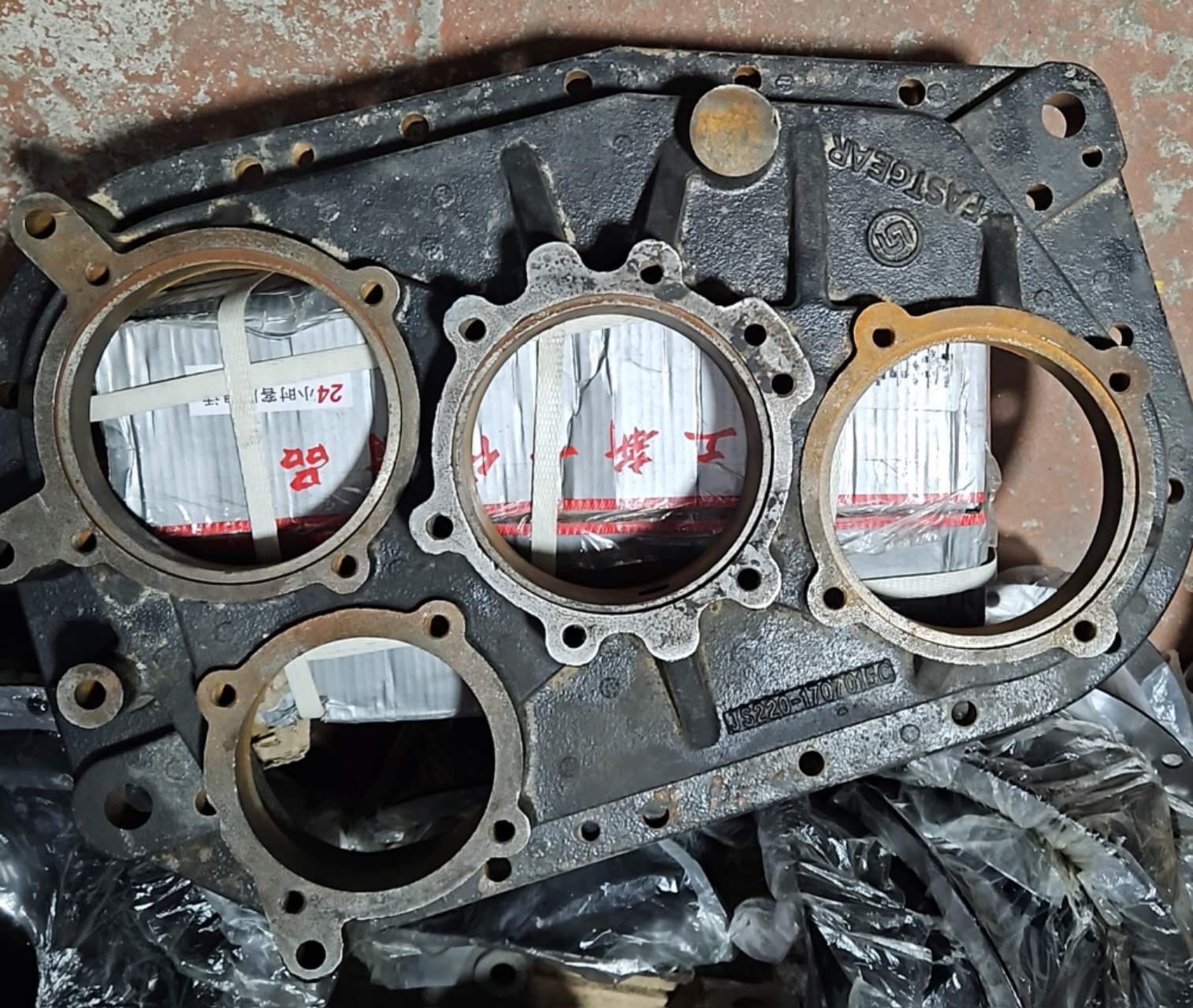 картинка Крышка задняя КПП JS220-1707015С от магазина Dulan.tj