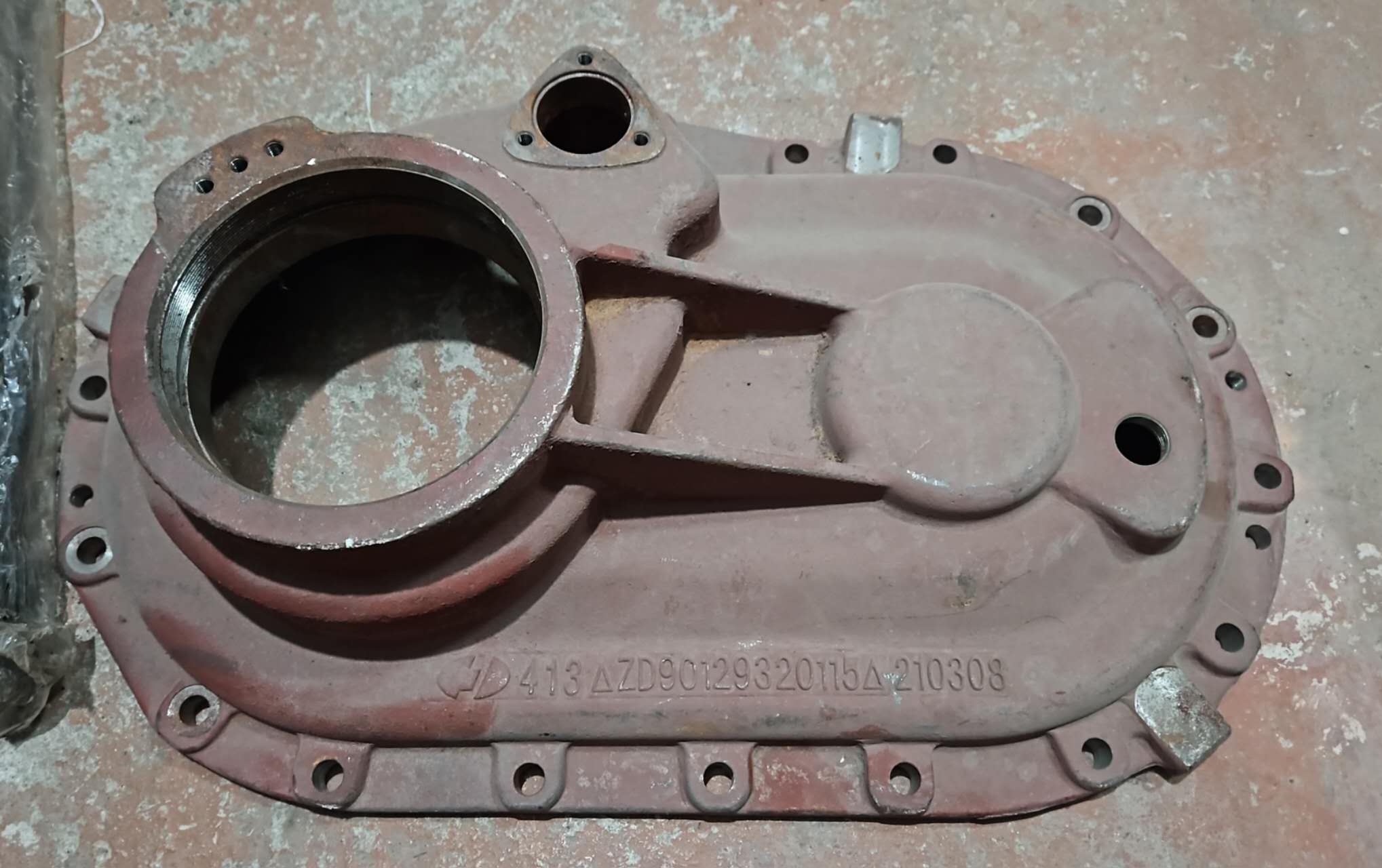 картинка Крышка редуктора среднего моста SHACMAN DZ90129320115 от магазина Dulan.tj