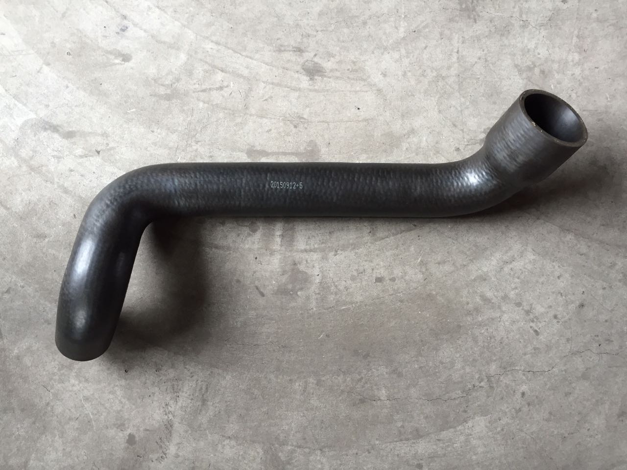 картинка Патрубок радиатора верхний длинный ШАНКСИ, ШАКМАН, ДУЛАН DZ9112538062 от магазина Dulan.tj