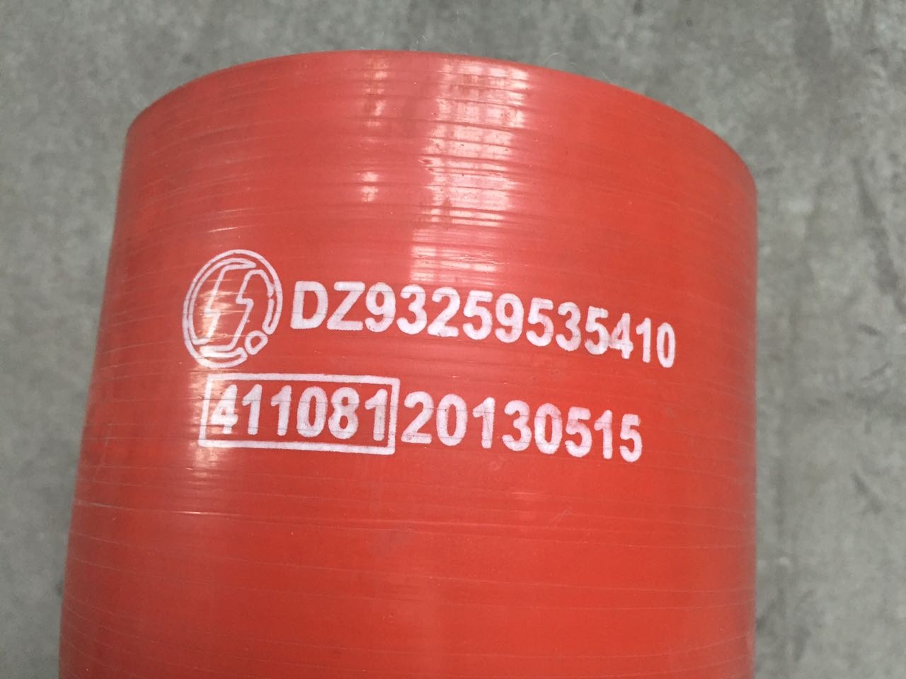 картинка Патрубок интеркулера Shacman D110 D110 L=550 DZ93259535410 от магазина Dulan.tj