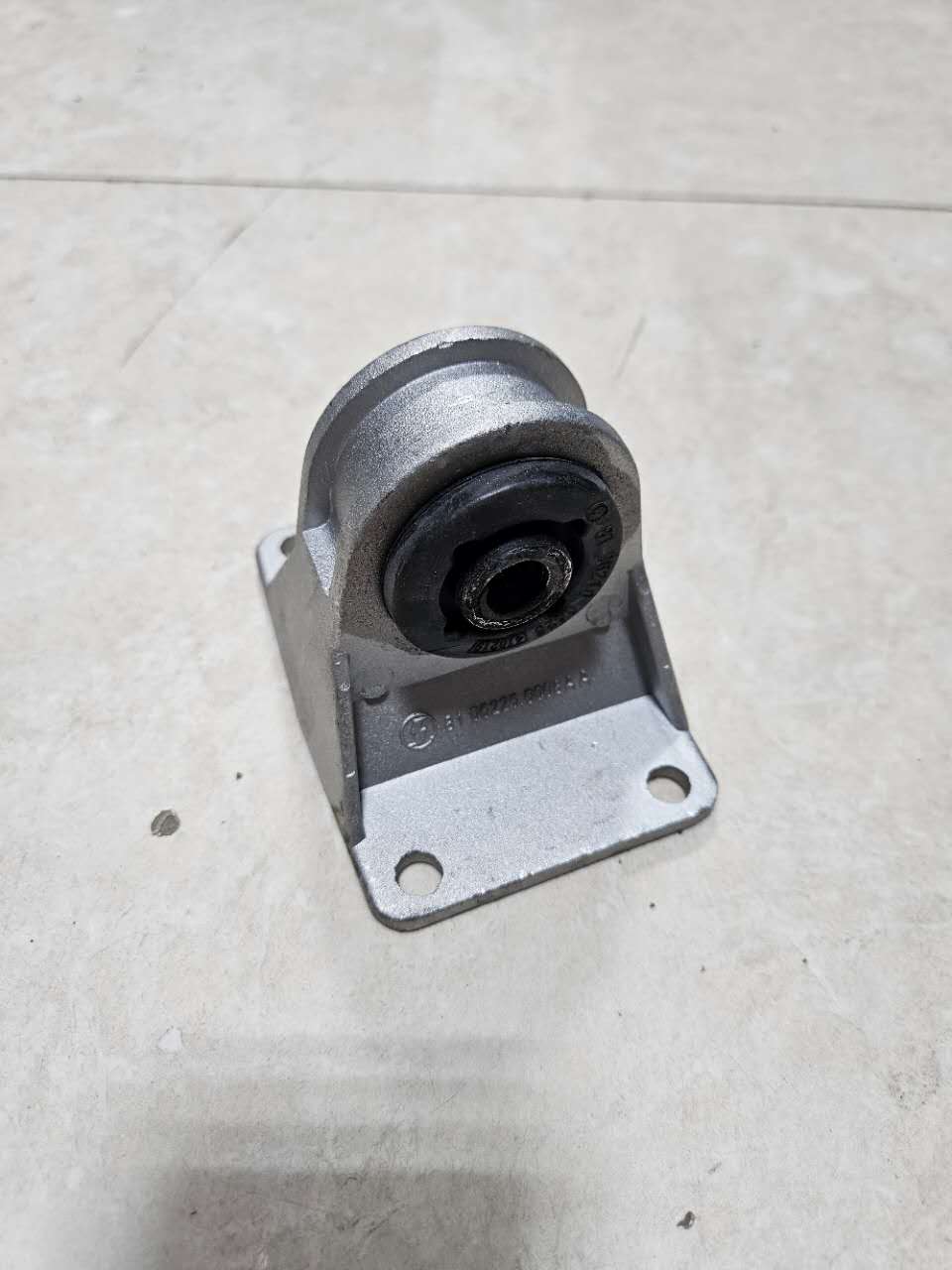 картинка Кронштейн крепления радиатора SHACMAN F3000 Х3000 (подушка) 81.06225.6008 от магазина Dulan.tj